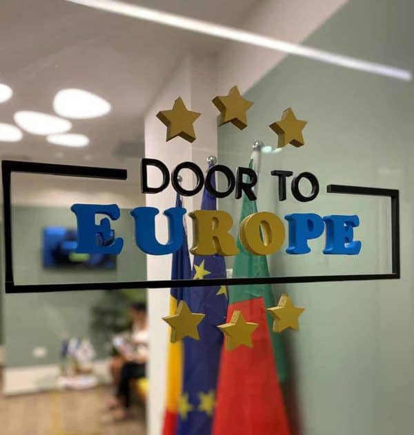 שלט כניסה למשרדי doorToEurope